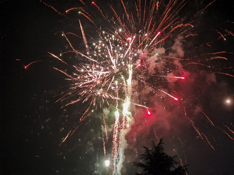 Lantern Festival with fire trees and silver flowers——Longgang group fireworks feast